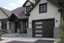 Avoir une porte de garage attrayante va vous aider à vendre votre maison plus rapidement
