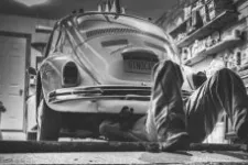homme réparant une auto