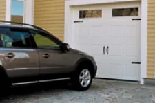 voiture devant portes de garage