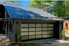 La porte de garage California, structure Noir et fenêtres en verre Sablé