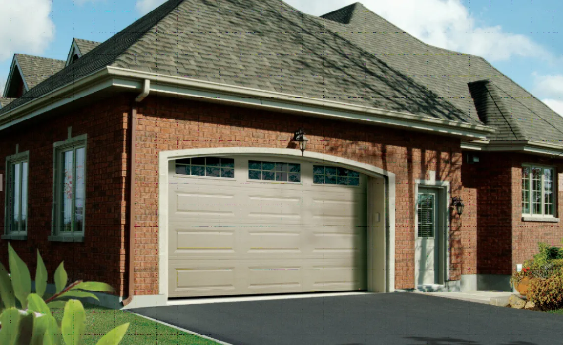 Maison avec une porte de garage