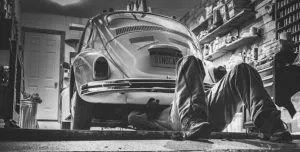 Homme réparant une auto