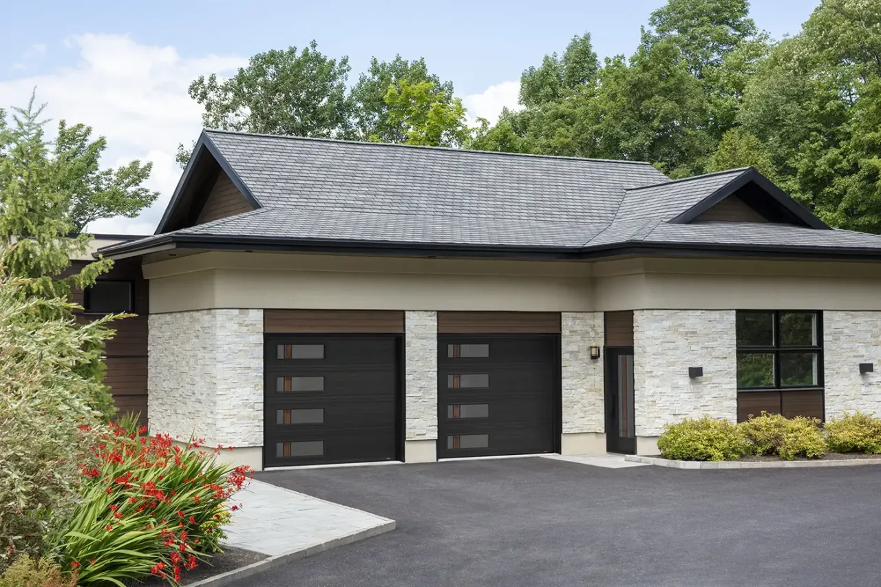 Maison traditionnelle de style bungalow rénovée en style transitionnel, porte d’entrée Novatech et portes de garage Garaga noires avec verre Zen noyer