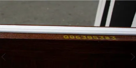 Numéro de série dans le joint des section de porte